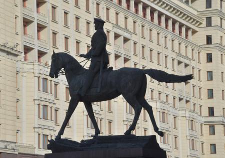 Памятник Жукову после реставрации вернули на Манежную площадь