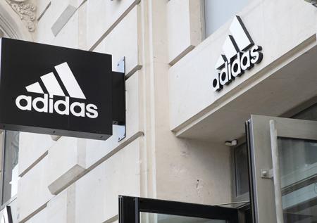 Суд рассмотрит иск к Adidas из-за скандальной рекламы Reebok