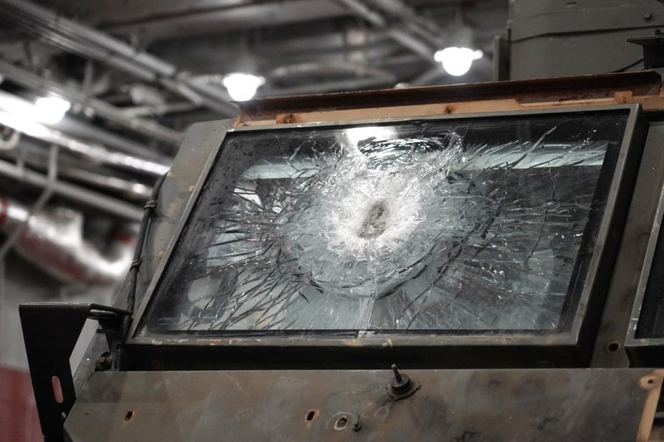 Разбитое лобовое стекло боевой бронированной машины International M1224 MaxxPro MRAP на выставке трофеев специальной военной операции на борту большого десантного корабля «Иван Грен» в Санкт-Петербурге