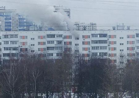 Квартира загорелась в многоэтажном доме в Москве