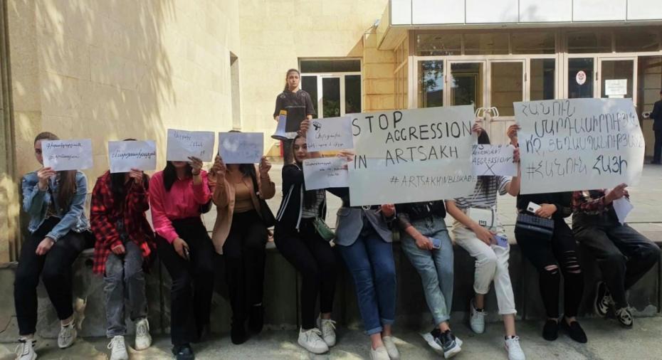 Участники протеста на фоне эскалации в Нагорном Карабахе на площади Республики в Ереване
