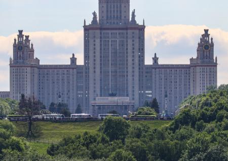 Неизвестные раскрасили дорогу и скамейки у здания МГУ в цвета флага Украины