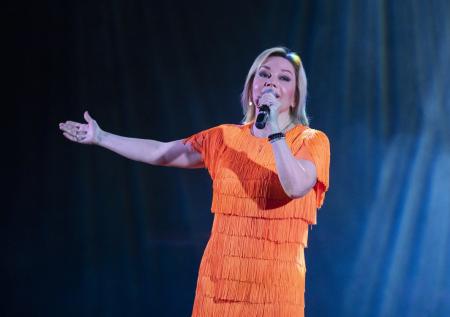 Буланова вышла на сцену Кремля с синяками на шее