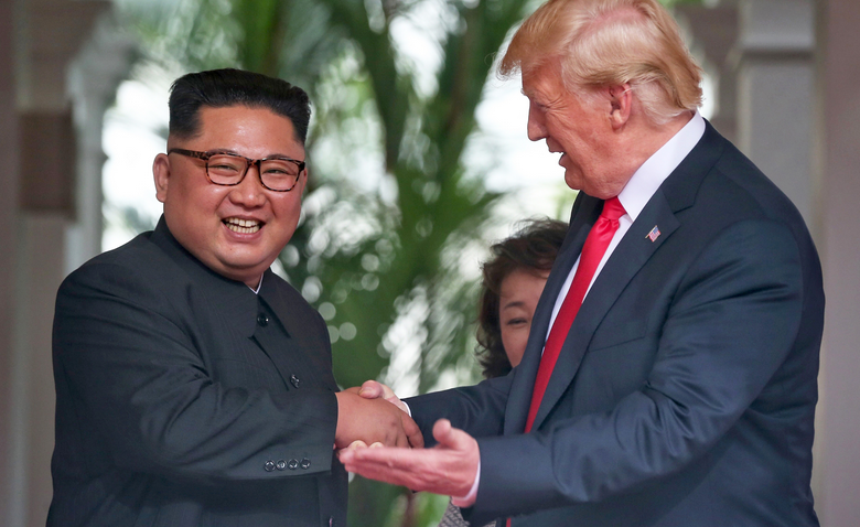 Президент США Дональд Трамп (справа)