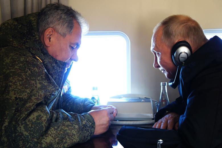 Министр обороны Сергей Шоугу и президент РФ Владимир Путин