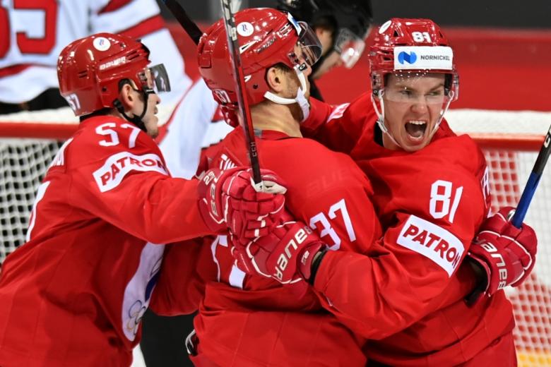 Игроки сборной России Артём Швец-Роговой, Евгений Тимкин и Владислав Каменев (слева направо) радуются заброшенной шайбе в матче 1/4 финала чемпионата мира по хоккею 2021 года между сборными командами России и Канады