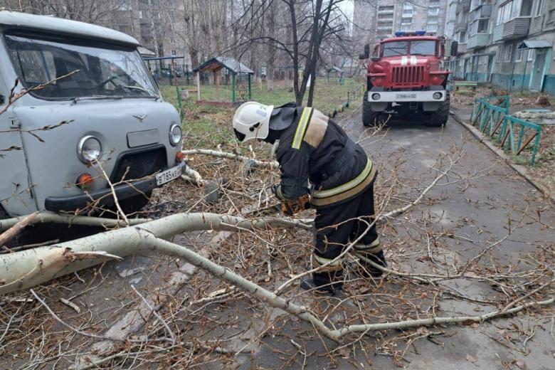 Коммунальные службы Барнаула устраняют последствия ночного урагана