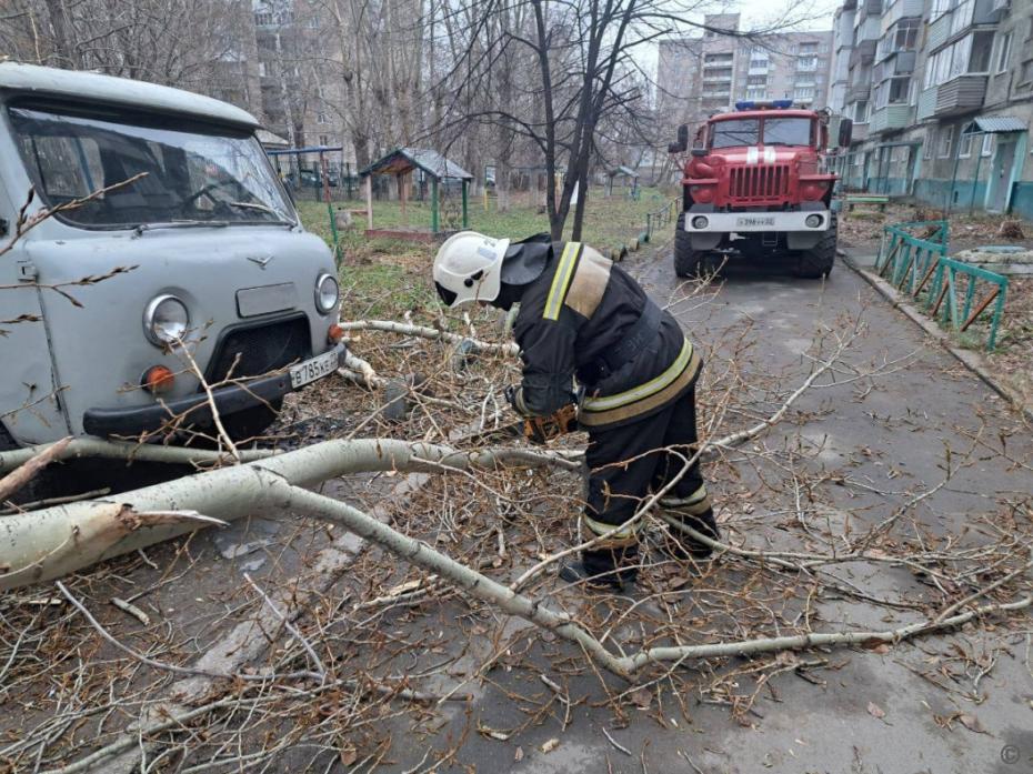Коммунальные службы Барнаула устраняют последствия ночного урагана