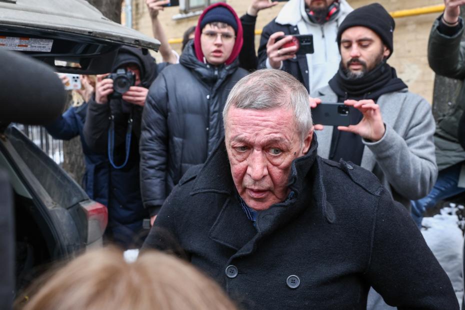 Актер Михаил Ефремов впервые после УДО: кадры возле его дома в Москве