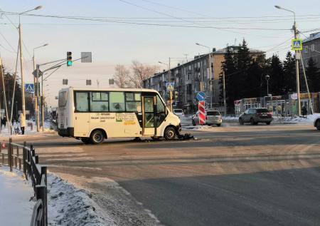 Видео ДТП с неуправляемой маршруткой в Омске попало в Сеть