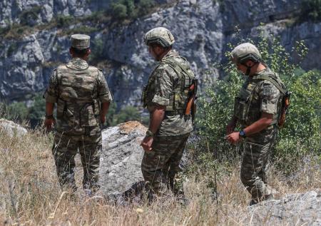 Азербайджан сообщил об обстреле своих позиций со стороны Армении
