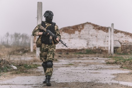 Российский военный в одиночку зашел в здание с 13 солдатами ВСУ
