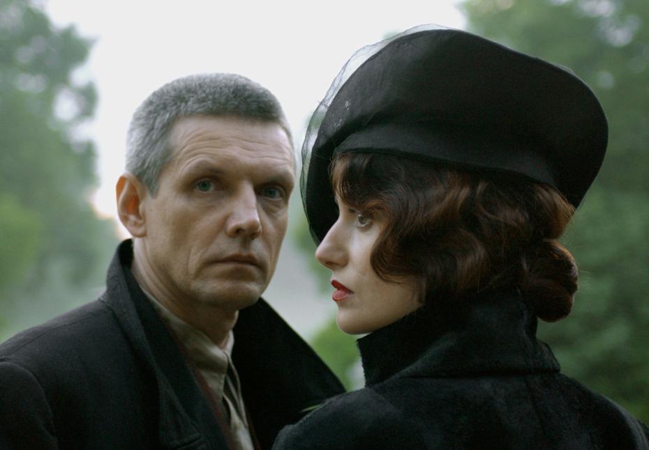 Артисты Александр Галибин (Мастер) и Анна Ковальчук (Маргарита) во время съемок в Павловске, 2004 год
