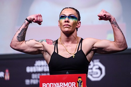 Сайборг нокаутировала Смит за 10 секунд до конца боя в Bellator