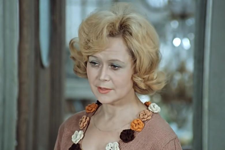 Светлана Немоляева в картине «Служебный роман» 