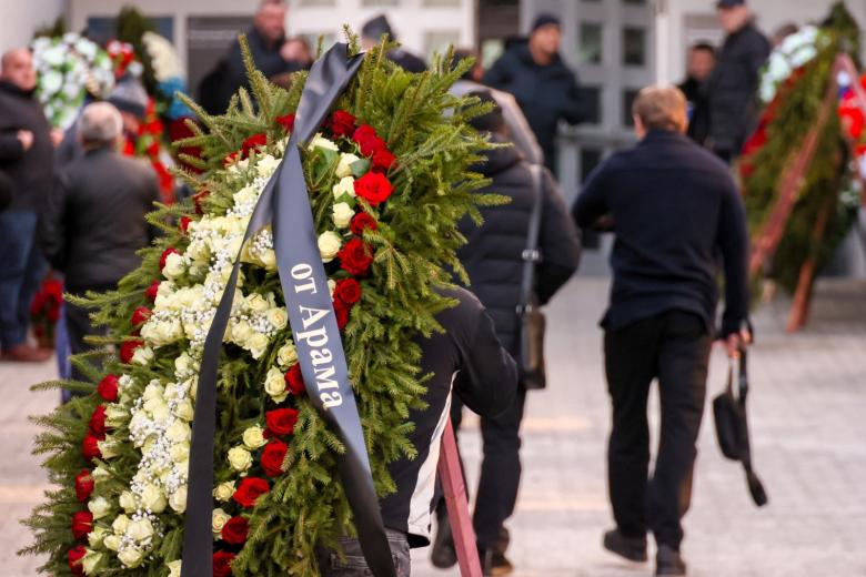 Венок около зала прощания, где будет проходить церемония прощания с главой Федерации бокса ДНР Арменом Саркисяном на Троекуровском кладбище