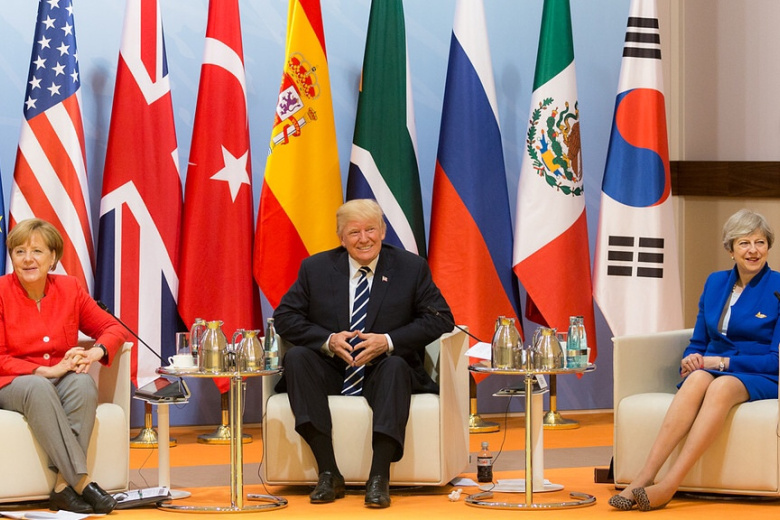 Президент США Дональд Трамп (в центре), федеральный канцлер Германии Ангела Меркель (слева) и премьер-министр Соединённого Королевства Тереза Мэй (справа)