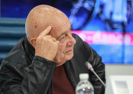 Познер прокомментировал шутку Кузичева, надевшего женский парик
