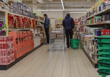 Посетителя гипермаркета в Подмосковье избили из-за отсутствия маски