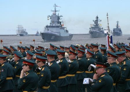 Поднятые флаги и салюты: по всей России проходят парады в честь дня ВМФ