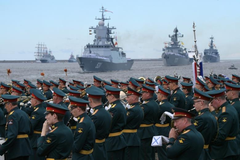 Музыканты военного оркестра выпускают на Главном военно-морском параде в День ВМФ в Кронштадте