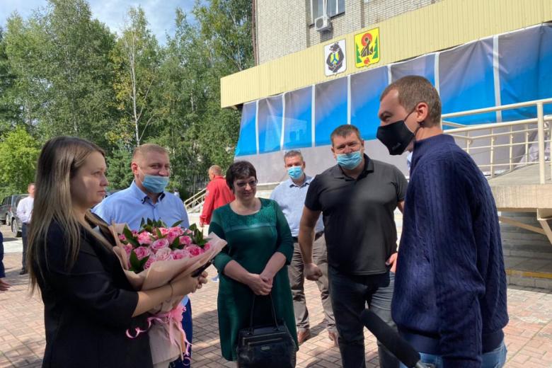 Михаил Дегтярёв проведал новобрачных, ставших участниками истории с обрушением моста