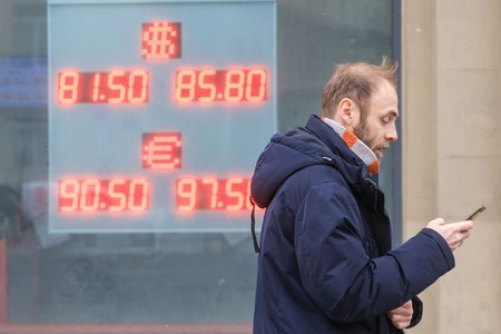 Доллар рушится на глазах: как заработать на курсах валют — советы экспертов