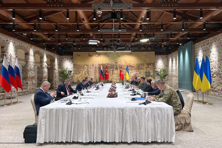 Участники российско-украинских переговоров во дворце Долмабахче