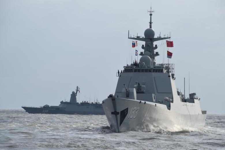 Военные корабли ВМС Китая и России после совместных военно-морских учений