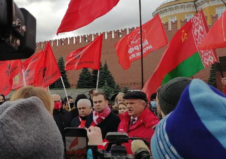 Коммунисты возложили цветы к Мавзолею Ленина в честь годовщины Октября
