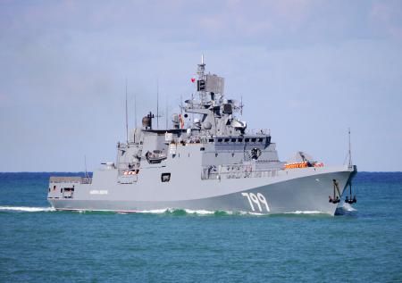 Ракетный фрегат «Адмирал Макаров» идёт в Средиземное море