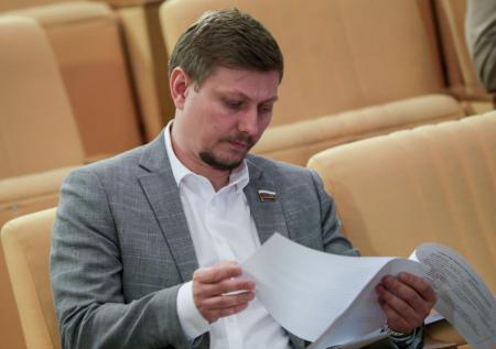 В Госдуме отчитали депутата за выход на трибуну в джинсах