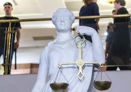 Суд оставил под стражей охранника, впустившего в детский сад убийцу