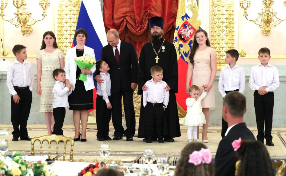 Владимир Путин вручил ордена «Родительская слава» родителям многодетных семей, 30 мая 2019 года