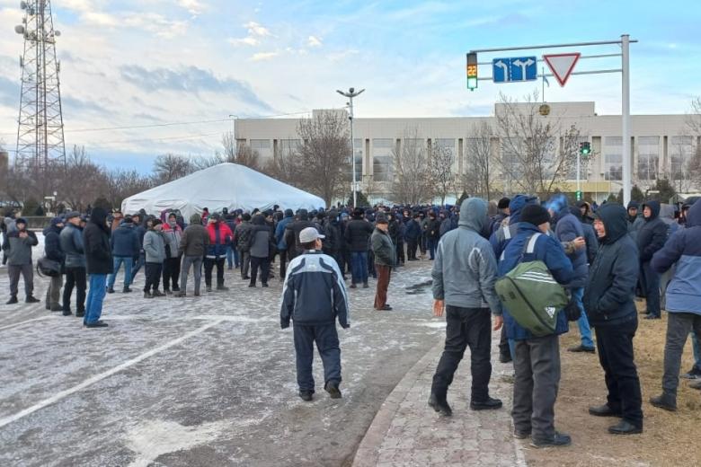 Участники акции протеста с требованием снижения цены на сжиженный природный газ в Актау