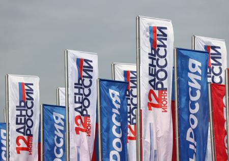 Триколор из роз и огромное знамя: как в 2022-м празднуют День России 