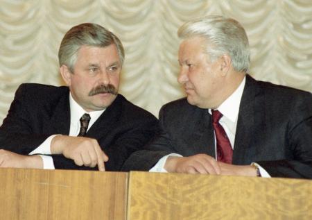 Ельцин с Руцким выпили «мировую» спустя четыре года после событий 1993 года