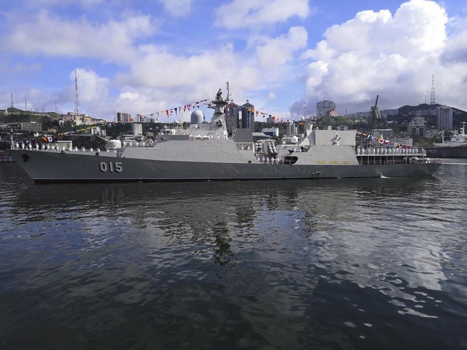Во Владивостоке состоялся военно-морской парад в честь Дня ВМФ России