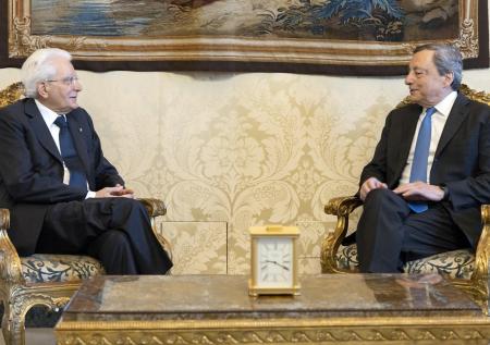 Президент Италии принял отставку премьера Драги