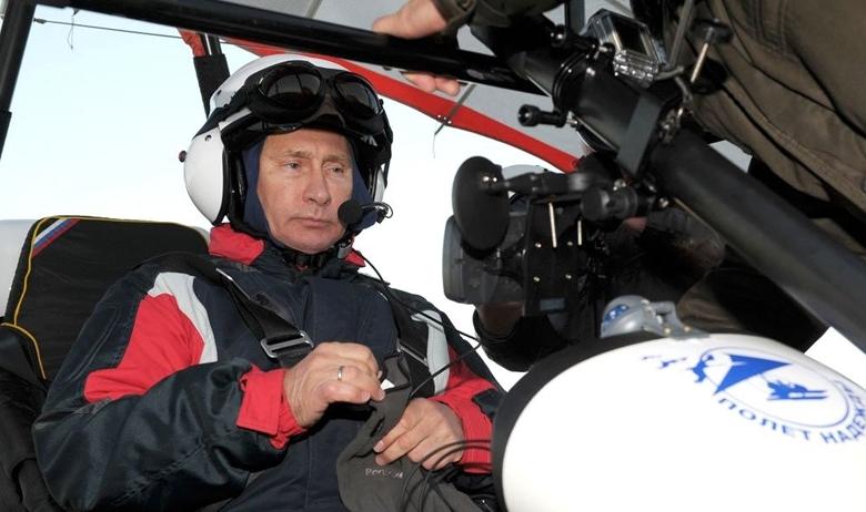Президент РФ Владимир Путин перед полётом со стерхами