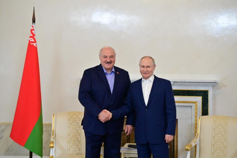 Президент РФ Владимир Путин и президент Белоруссии Александр Лукашенко (слева)