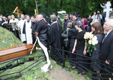 «Не надо трогать могилу»: певец Юлиан о расколе в семье Мордюковой