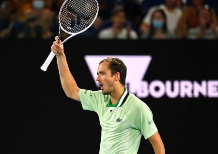 Медведев отыгрался с 0:2 по сетам и вышел в полуфинал Australian Open