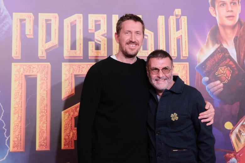 Актер, драматург Евгений Гришковец (справа) и актер Кирилл Кяро на премьере фильма «Грозный папа» в Москве