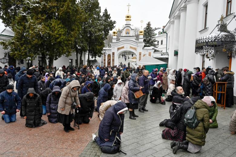 Украина. Киев. Верующие в Киево-Печерской лавре