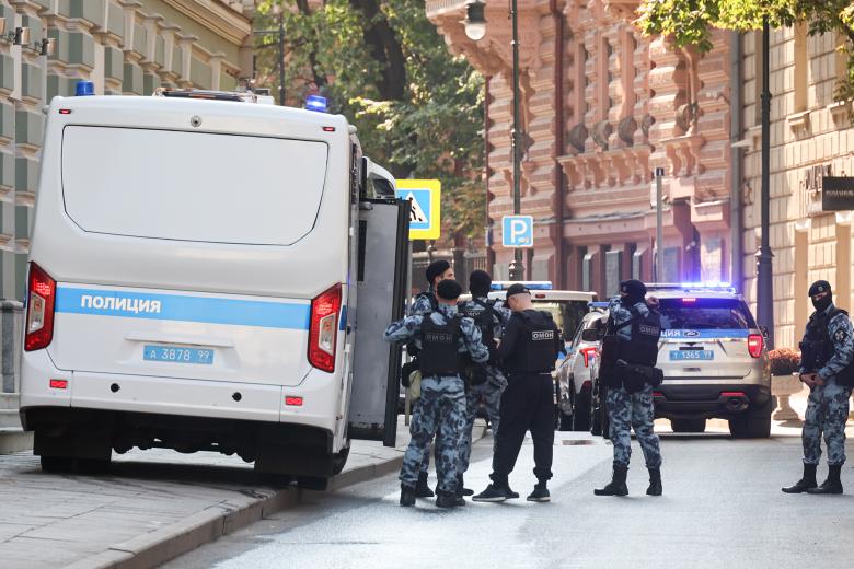 Сотрудники экстренных служб у бизнес-центра «Романов двор»
