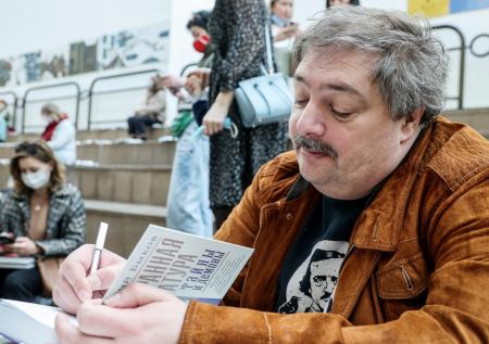 Издательство АСТ и книжные магазины отказываются от Быкова и Акунина
