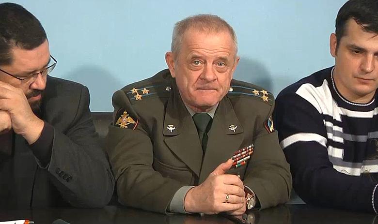 Владимир Квачков (в центре) 