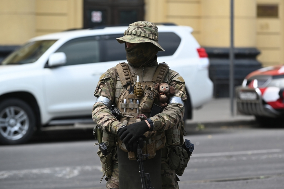  Ростов-на-Дону. Боец ЧВК «Вагнер» у здания штаба Южного военного округа