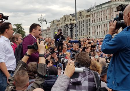 Полиция просит разойтись участников несанкционированного митинга в Москве